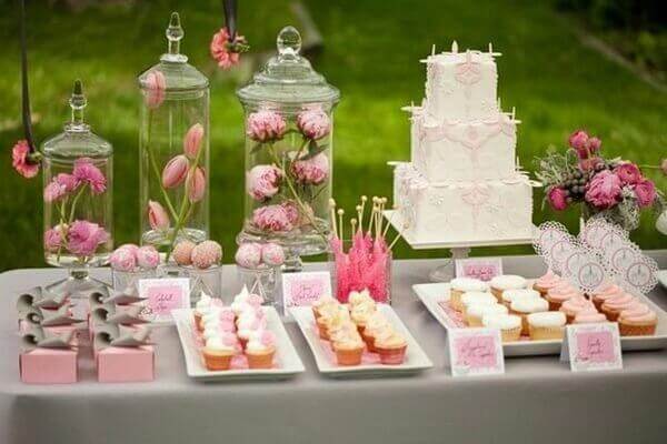 dessert-dstation-buffet-table-decoration-ideas-cupcakes